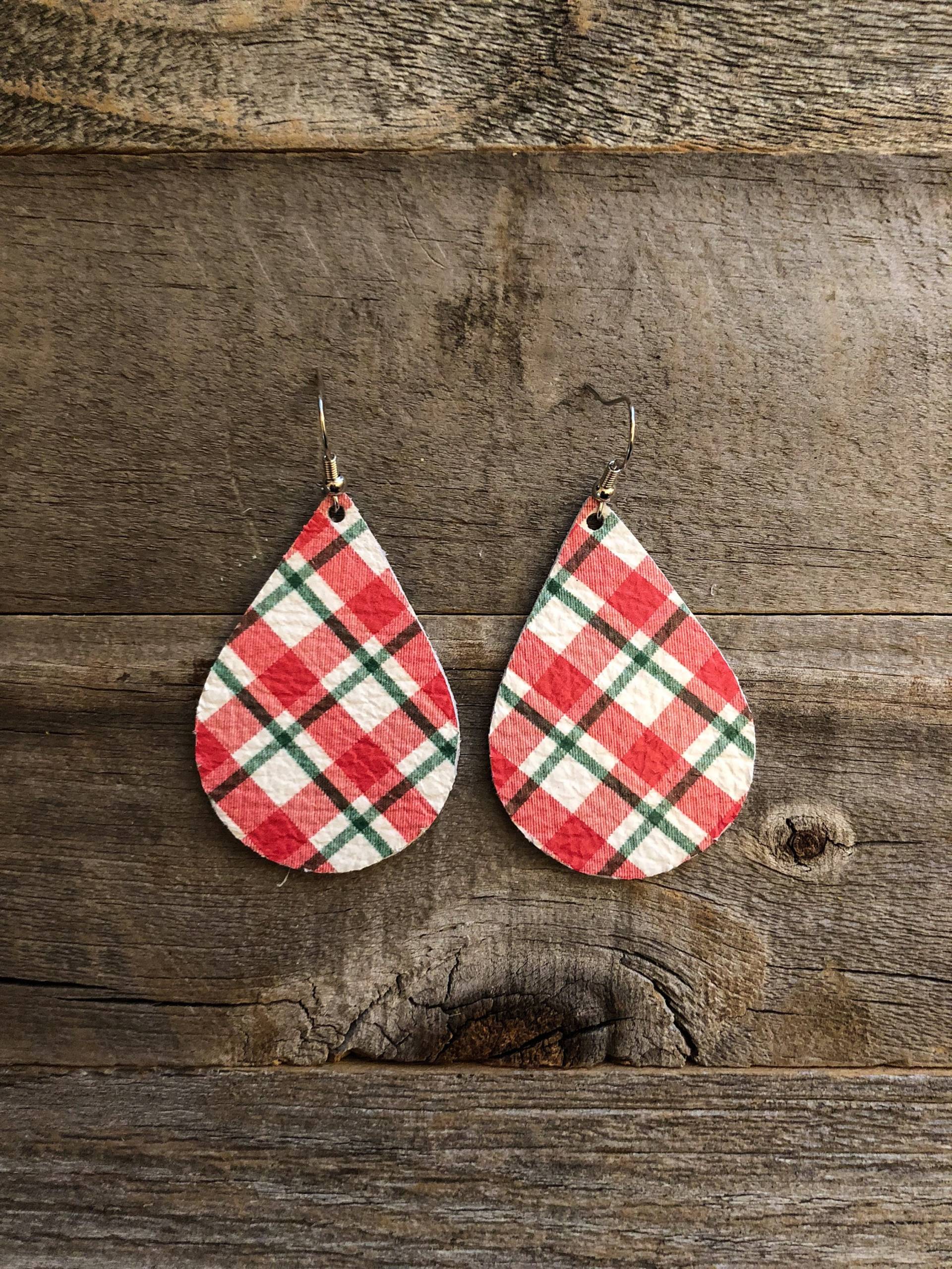 Weihnachtliche Karierte Lederohrringe von doodleandluludesigns