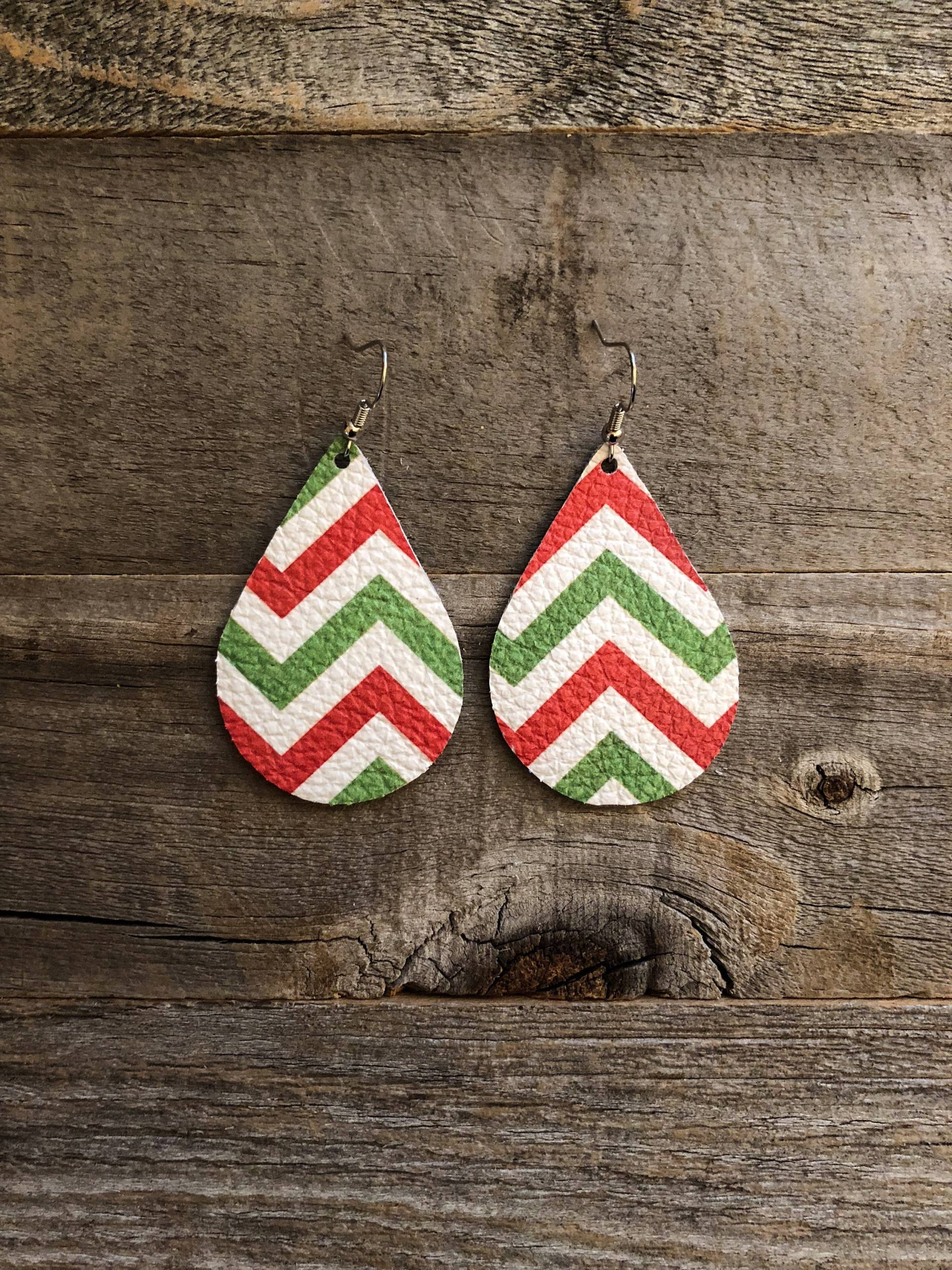 Weihnachts Chevron Leder Ohrringe von doodleandluludesigns