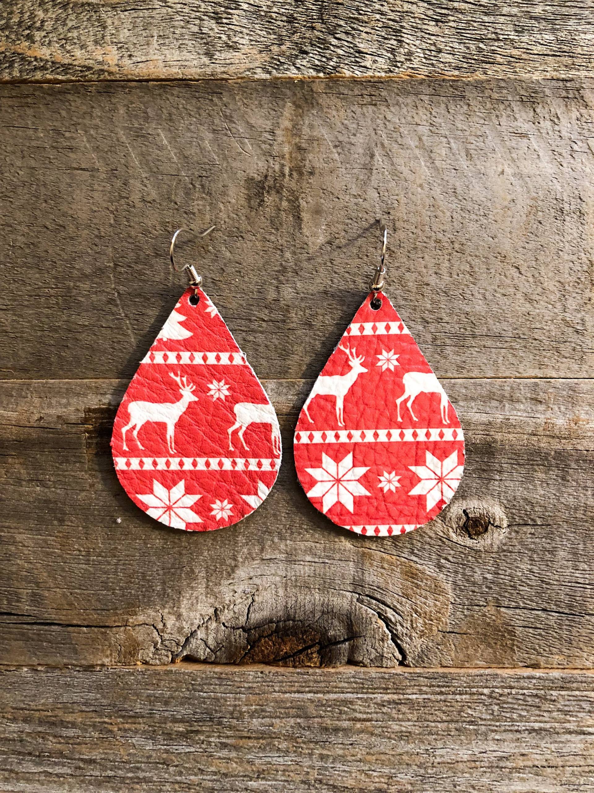 Weihnachtspullover Leder Ohrringe von doodleandluludesigns