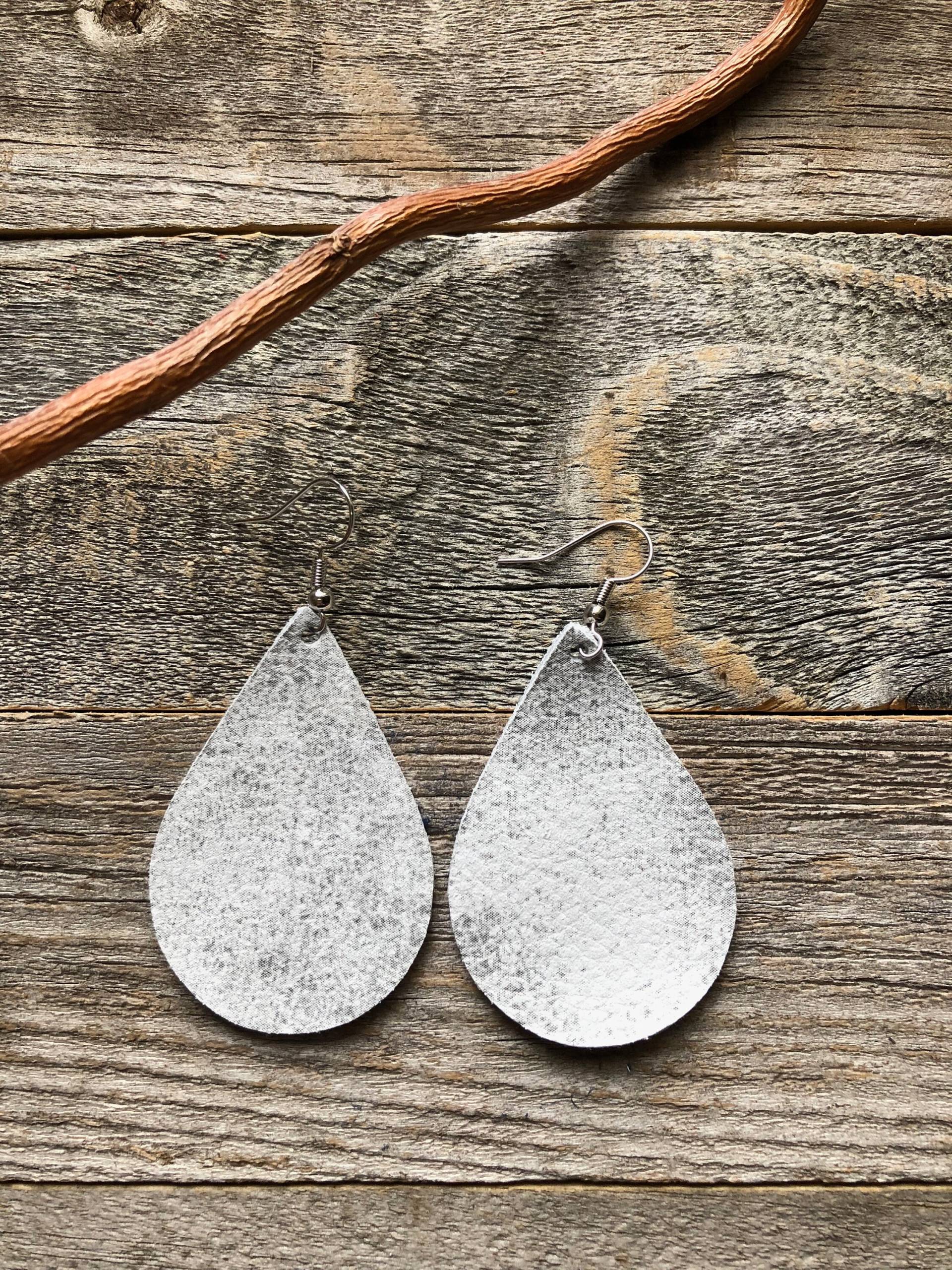 Weiße Hochzeitsleder Ohrringe von doodleandluludesigns