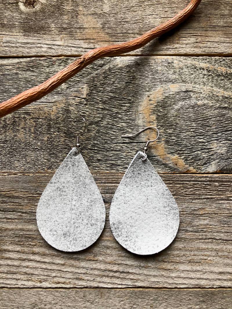 Weiße Hochzeitsleder Ohrringe von doodleandluludesigns