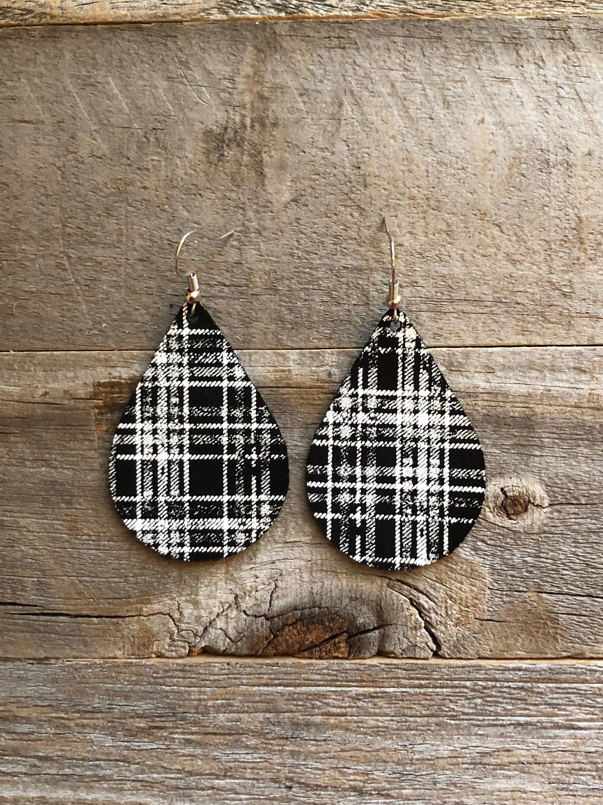 Weiße Metallic Karierte Leder Ohrringe von doodleandluludesigns