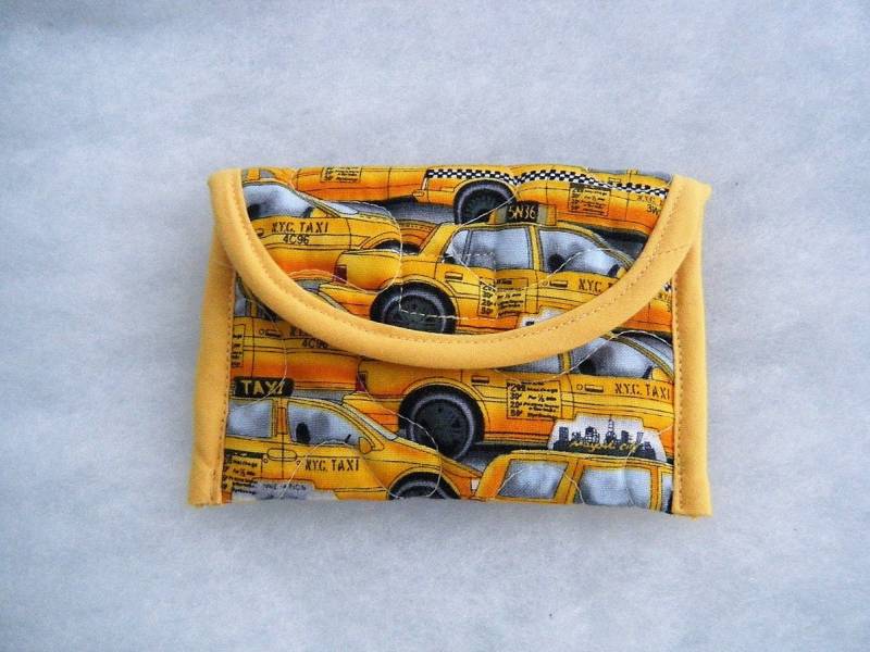 Gesteppter Kartenhalter - Nyc Taxi Cabs von doodlebugdogs