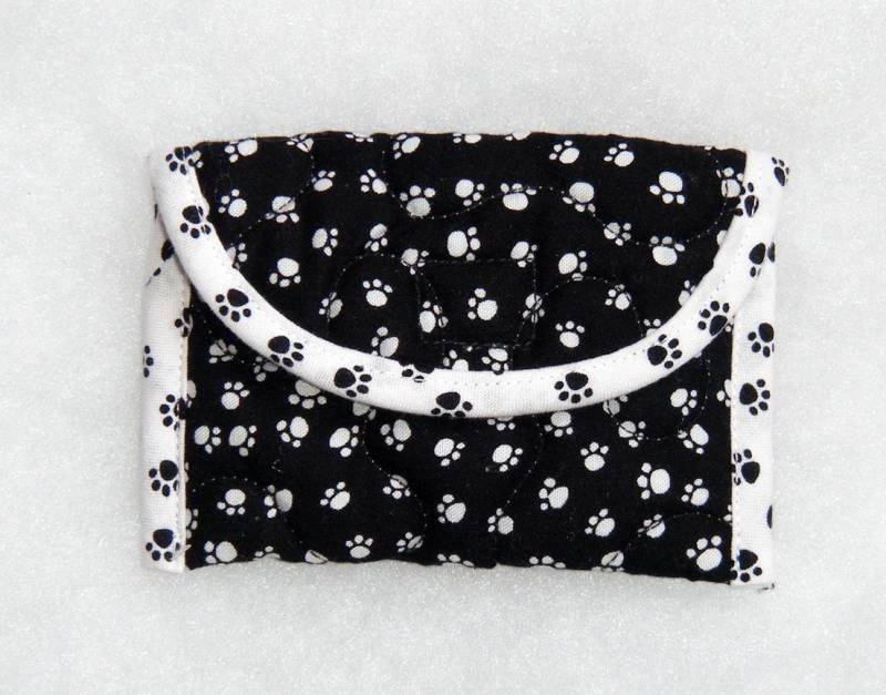 Gesteppter Kartenhalter - Schwarz Mit Weißen Tatzen von doodlebugdogs