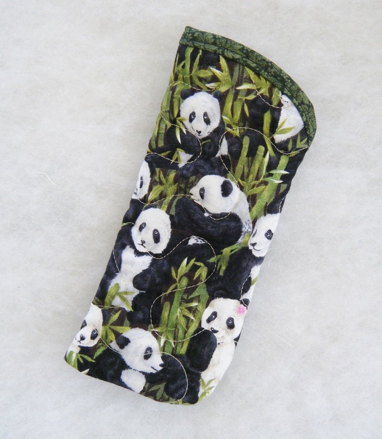Gestepptes Brillenetui - Pandas Gestepptes Brillenetui - Pandas von doodlebugdogs
