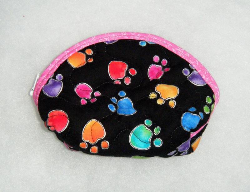 Kleine Gesteppte Geldbörse - Bunte Tatzen Auf Schwarz von doodlebugdogs