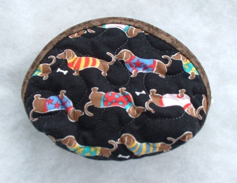 Kleine Gesteppte Geldbörse - Dackel Mit Pullover von doodlebugdogs