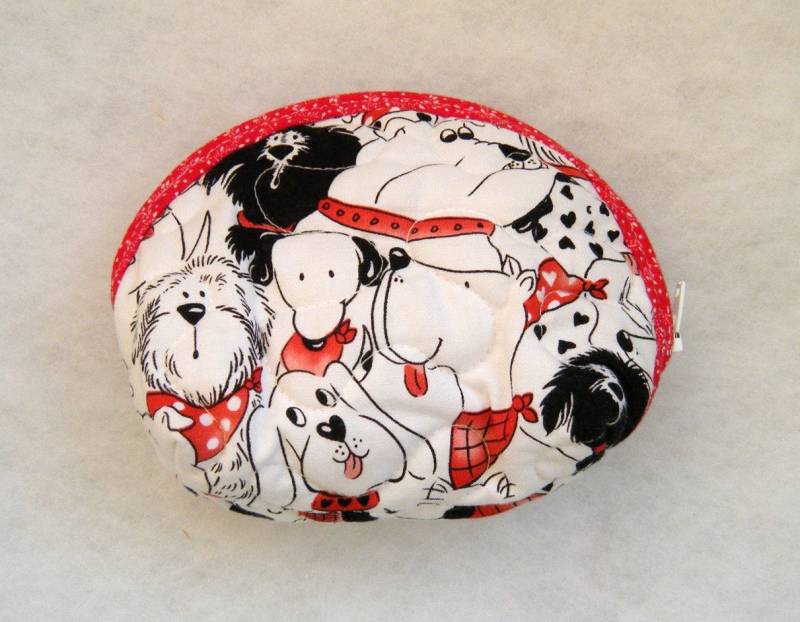 Kleine Gesteppte Geldbörse - Hunde in Schwarz Und Weiß Mit Etwas Rot von doodlebugdogs