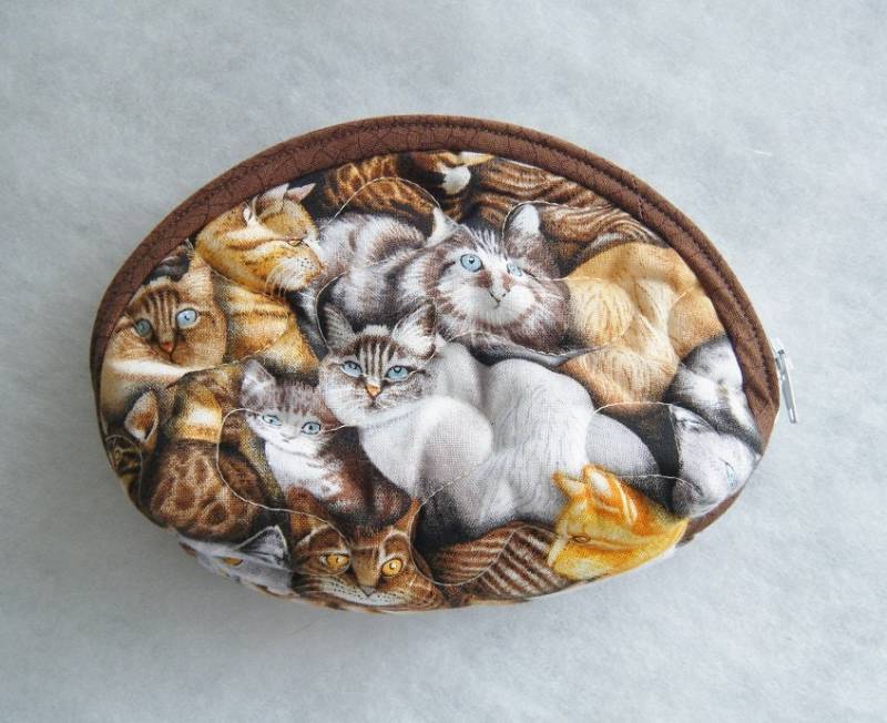 Kleine Gesteppte Geldbörse - Katzen in Braun Und Hellbraun von doodlebugdogs
