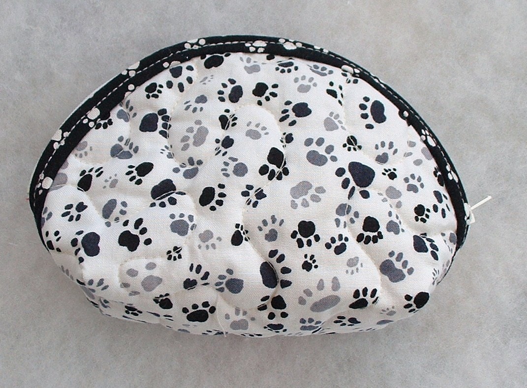 Kleine Gesteppte Geldbörse - Pfotenabdrücke in Schwarz Und Grau von doodlebugdogs