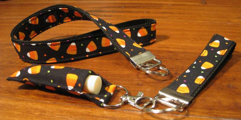 Candy Corn Lanyard Halloween Ausweishalter & Lippenpflege-Armband von doodleheadz