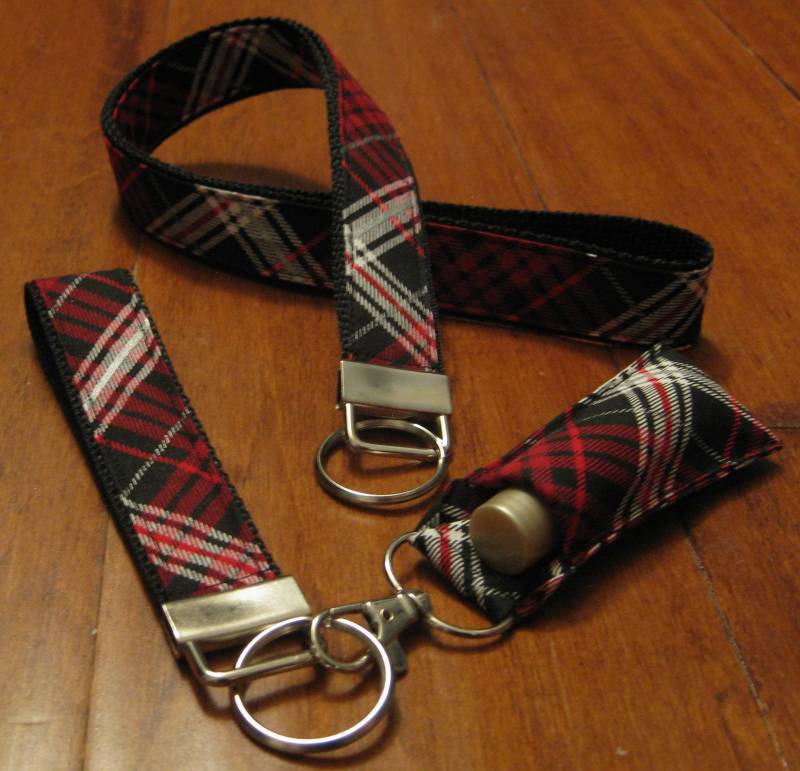 Kariertes Armband Schlüsselanhänger Set Lanyard, & Lippenbalsamhalter von doodleheadz