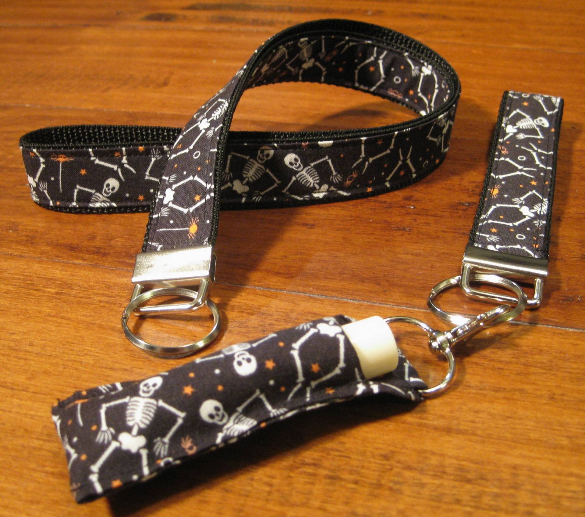 Skelett Schlüsselband Halloween Ausweishalter Mit Lippenpflegestift von doodleheadz