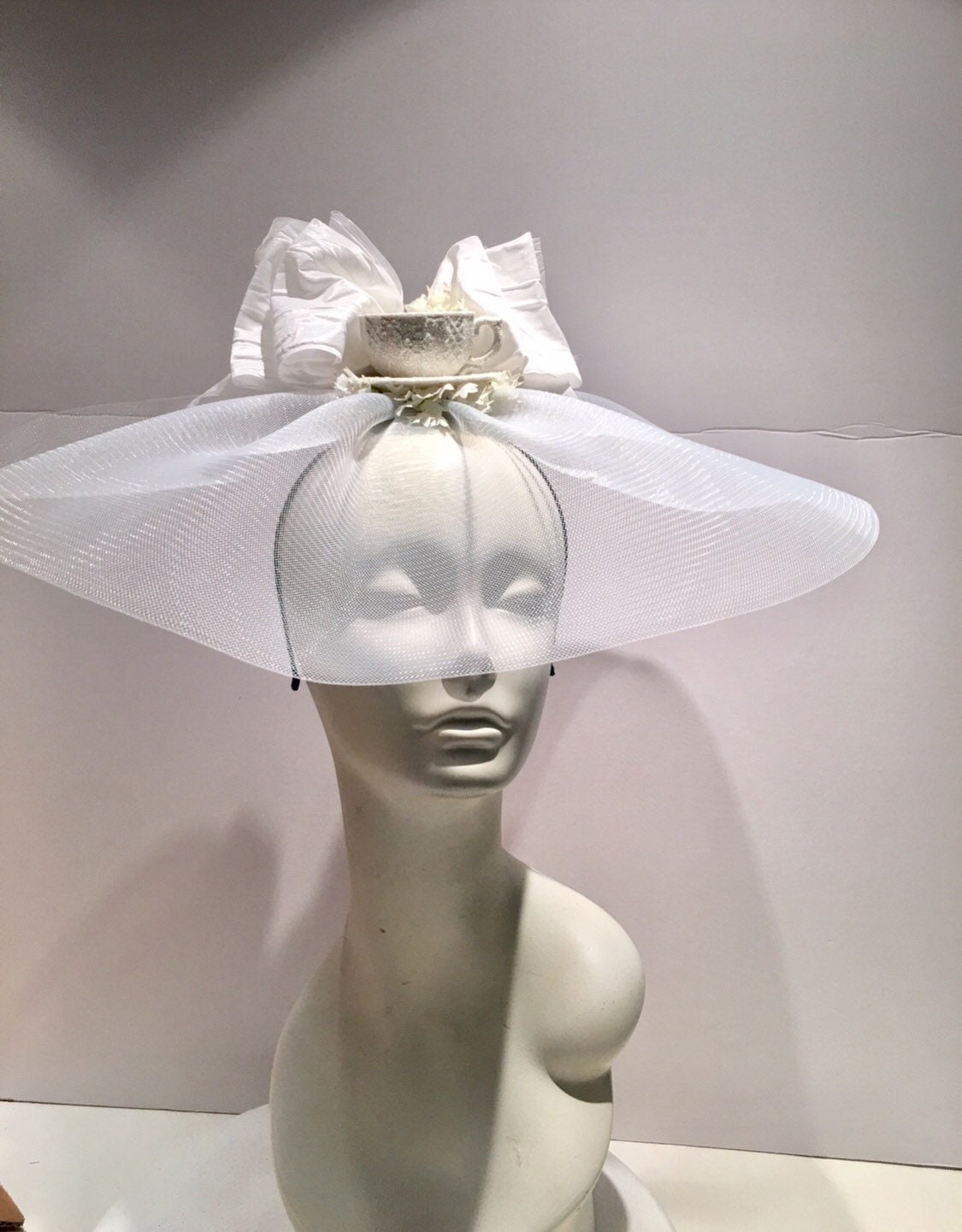Weißer Fascinator -Tea Party Hut - Haarband von doramarra