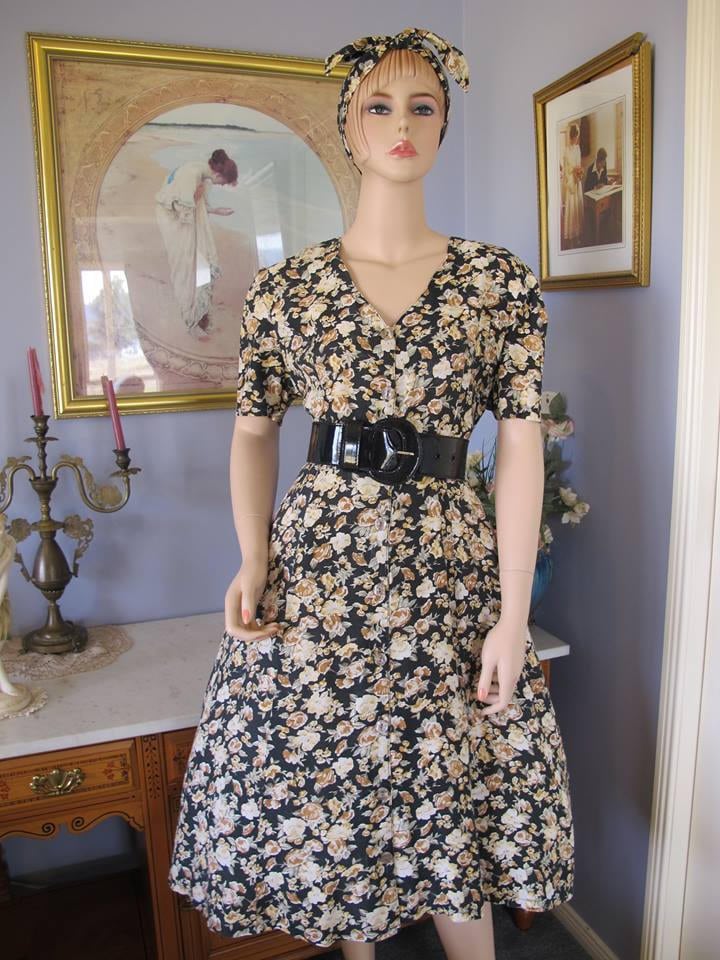 Festival Floral Midi Oder 50S Style Vintage Dress Mit Rosie Riveter Head Tie von doratellsflora