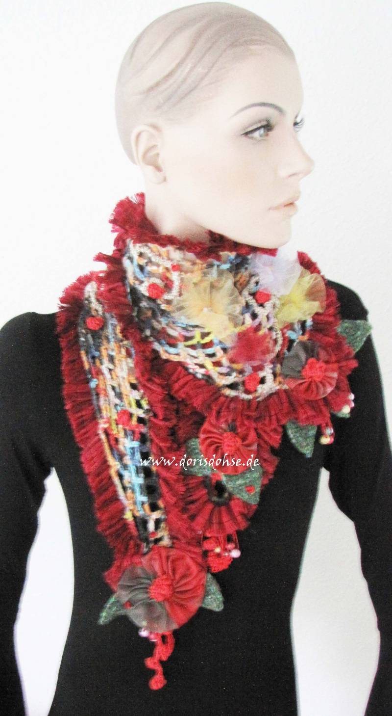 Gehäkelter Floral Boho Fantasie Tuch Altered Couture Blumen Halsschmuck Seltener Textil Blüten Schal Schulter Dreieck Fee Frida von dorisdARTcrochet