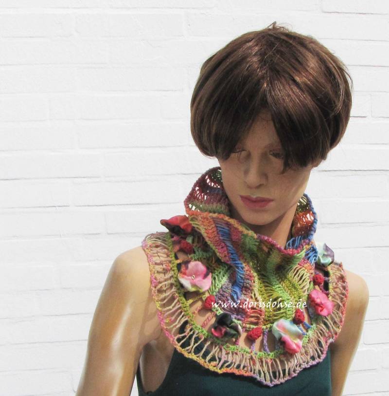 Gehäkelter Bunter Wickel Boho Schal Regen Bogen Farben Mit Armband Seiden Blüten Romantisch Geblümter Loop Textile Kunst von dorisdARTcrochet