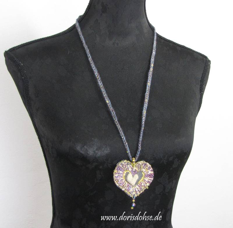 Schmuck Amulett Kette Textil Band Herz Form Exklusiv See Glas Exclusives Geschenk Upcycling Glücksbringer Seltenes Fundstück Schmuck Amulett Kette Textil Band Herz Form Exklusiv See Glas Exclusives Geschenk Upcycling Glücksbringer Seltenes Fundstück von dorisdARTcrochet