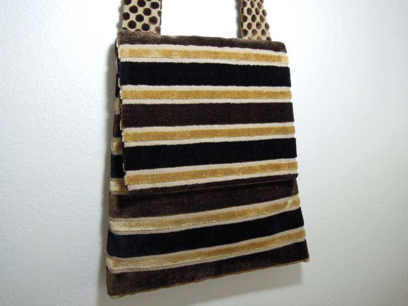 Messenger Bag/Umhängetasche, Handgefertigt Aus Polsterstoff Mit Gestreiftem Chenille-Samtmuster, Einer Klappe Und Einem Einzigartigen Gepunkteten von doritberger