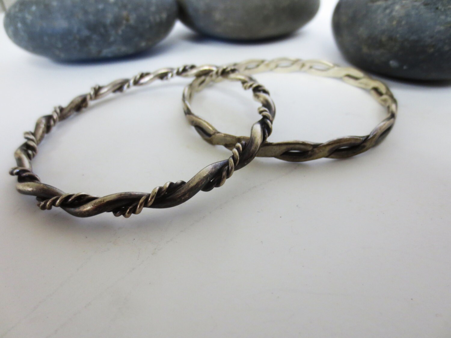 Set Von Zwei Silber Armbändern Vintage 1980Er Jahre Set Von Zwei Silber Armbändern Vintage 1980Er Jahre von dormousevintage