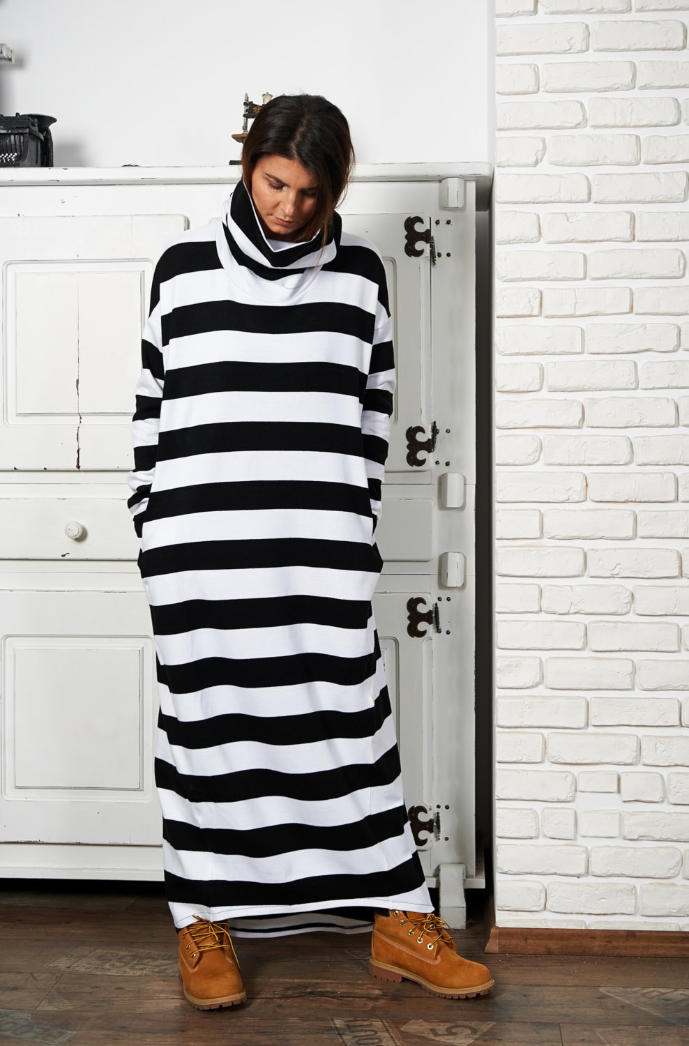 Gestreiftes Strick-Maxikleid Übergroßes Pullover-Kleid Rollkragen-Strickkleid Winterstrick-Maxi Gemütliches Langarmkleid Benutzerdefinierte Größen von doroteyya