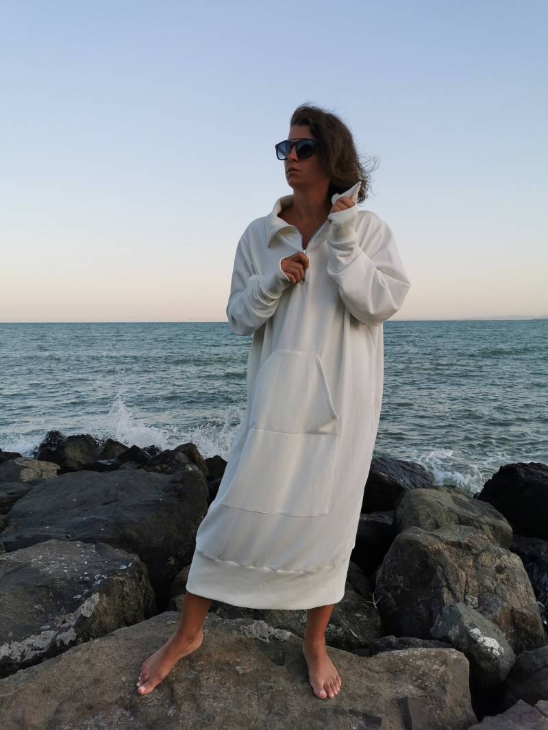 Langer Baumwollpullover, Baumwollsweatshirtkleid, Weißer Pullover, Rollkragenpullover Kleid, Oversized Frauen Sweatshirtkleid, Baumwollkleid von doroteyya