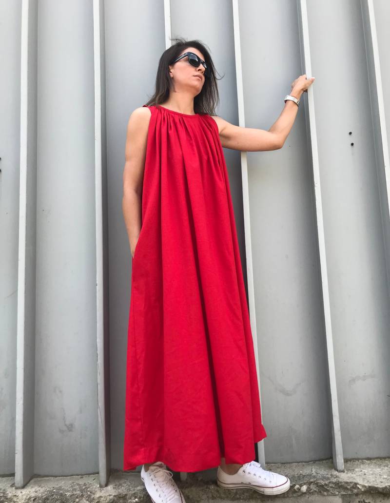 Rotes Leinen Maxikleid, Fließendes Design, Ärmelloses Boho-Sommerkleid, Lockere Passform Und Bequeme, Nachhaltige Mode, Perfekter Strand & Urlaub von doroteyya
