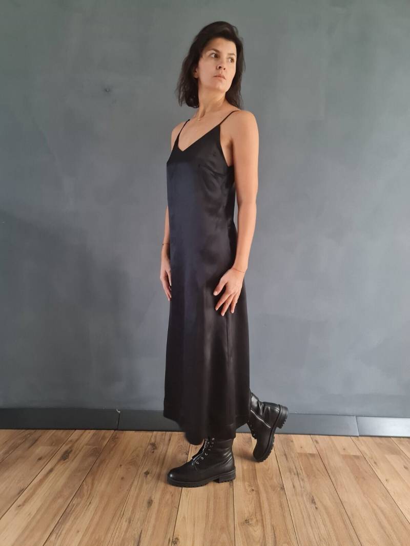 Seidenkleid, Schwarzes Cocktailseidekleid, Riemchenkleid, Midi-Slipkleid, Kleid, Frauen-Seidenkleid, Seidenkleid von doroteyya