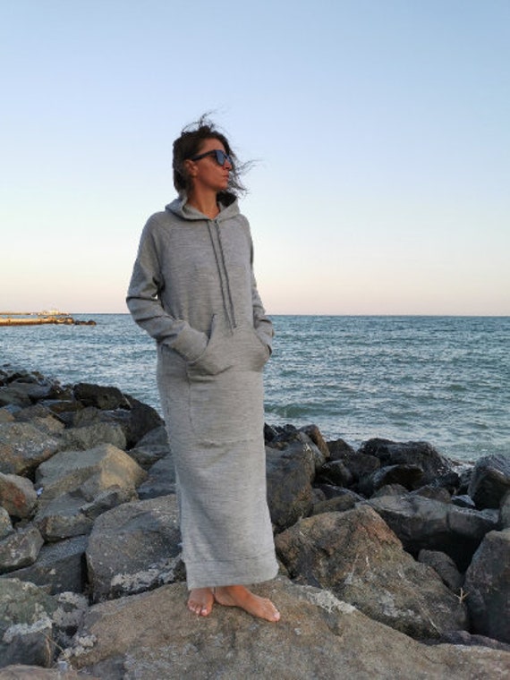 Strick Pullover Kleid, Sportlicher Strickpullover, Langes Sweatshirt, Kapuzen Strickkleid, Fronttasche Pullover, Graues Gemütliches Stück von doroteyya