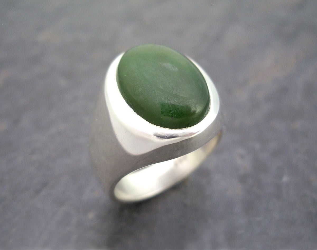 Ovaler Nephrit Jade Herrenring Aus Sterlingsilber Ovaler Nephrit Jade Herrenring Aus Sterlingsilber von dougpetersonjewelers