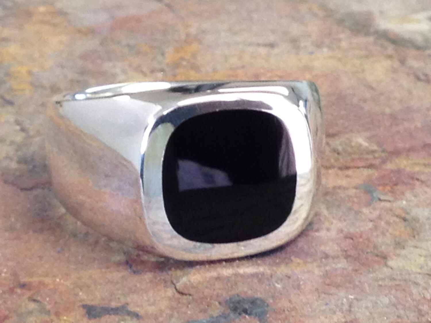 Schwere Sterling Silber Antike Kissen Form Schwarzer Onyx Ring Schwere Sterling Silber Antike Kissen Form Schwarzer Onyx Ring von dougpetersonjewelers