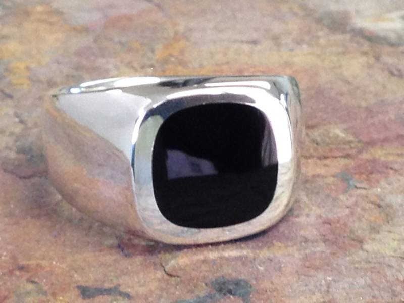 Schwere Sterling Silber Antike Kissen Form Schwarzer Onyx Ring Schwere Sterling Silber Antike Kissen Form Schwarzer Onyx Ring von dougpetersonjewelers
