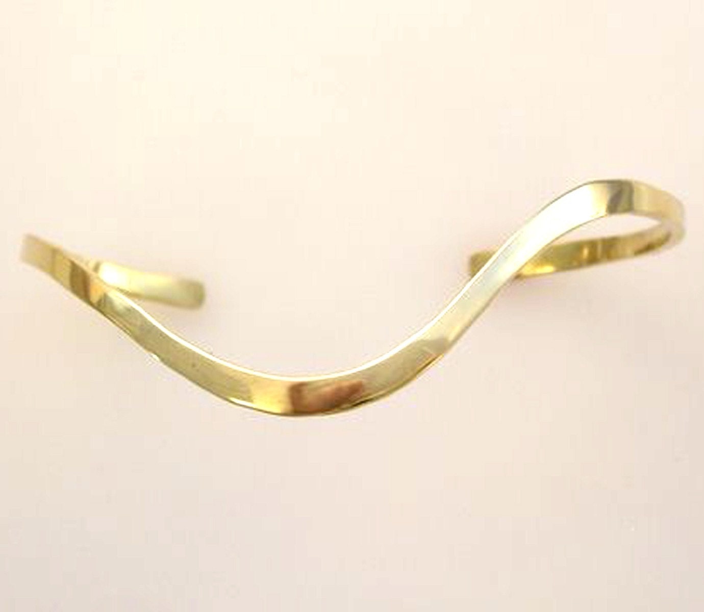 Wave Style 14K Handgeschmiedetes Manschettenarmband Wave Style 14K Handgeschmiedetes Manschettenarmband von dougpetersonjewelers