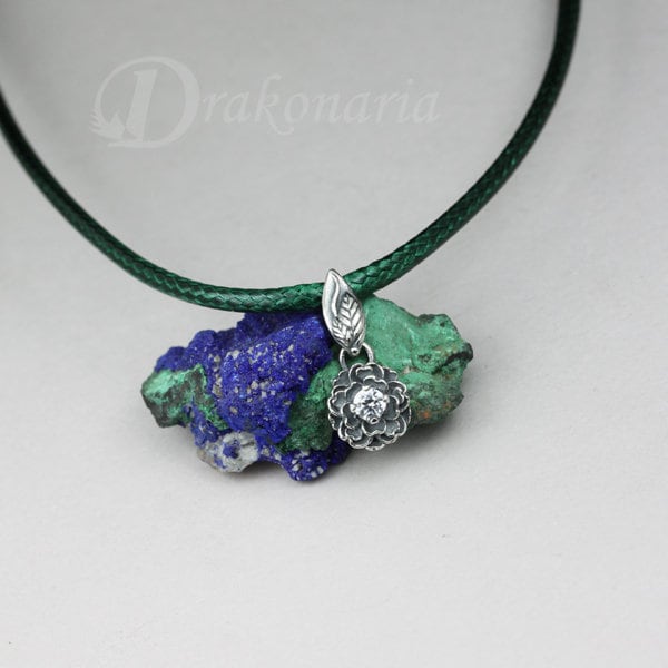Ein Kleiner Blumenanhänger, Silber Und Zirkonia, Miniaturblätter, Silberblüten, Silberne Pfingstrose, Kleinste Silberblümchen, Mikroanhänger, Glanz von drakonaria