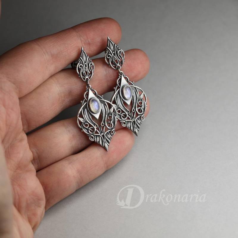 Elfen Ohrringe, Sindarin - Narn, Sterlingsilber Mit Mondsteinen, Jugendstil, Mondsteinohrringe, Silberblätter, Tolkienschmuck, Durchbrochen Elfen Ohrringe, Sindarin - Narn, Sterlingsilber Mit Mondsteinen, Jugendstil, Mondsteinohrringe, Silberblätter, Tolkienschmuck, Durchbrochen von drakonaria