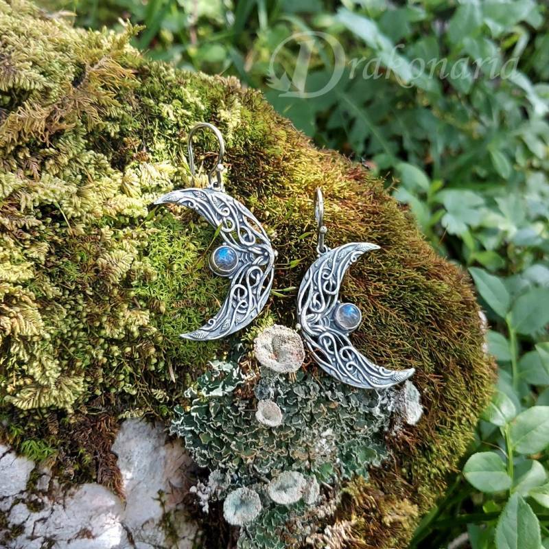 Ithil - Elfen Ohrringe, Knotenarbeit, Mondsichel, Labradorit Und Silber, Blauer Labradorit, Baumelnde Silbermonde, Mondsymbol, Elbisch Ithil - Elfen Ohrringe, Knotenarbeit, Mondsichel, Labradorit Und Silber, Blauer Labradorit, Baumelnde Silbermonde, Mondsymbol, Elbisch von drakonaria