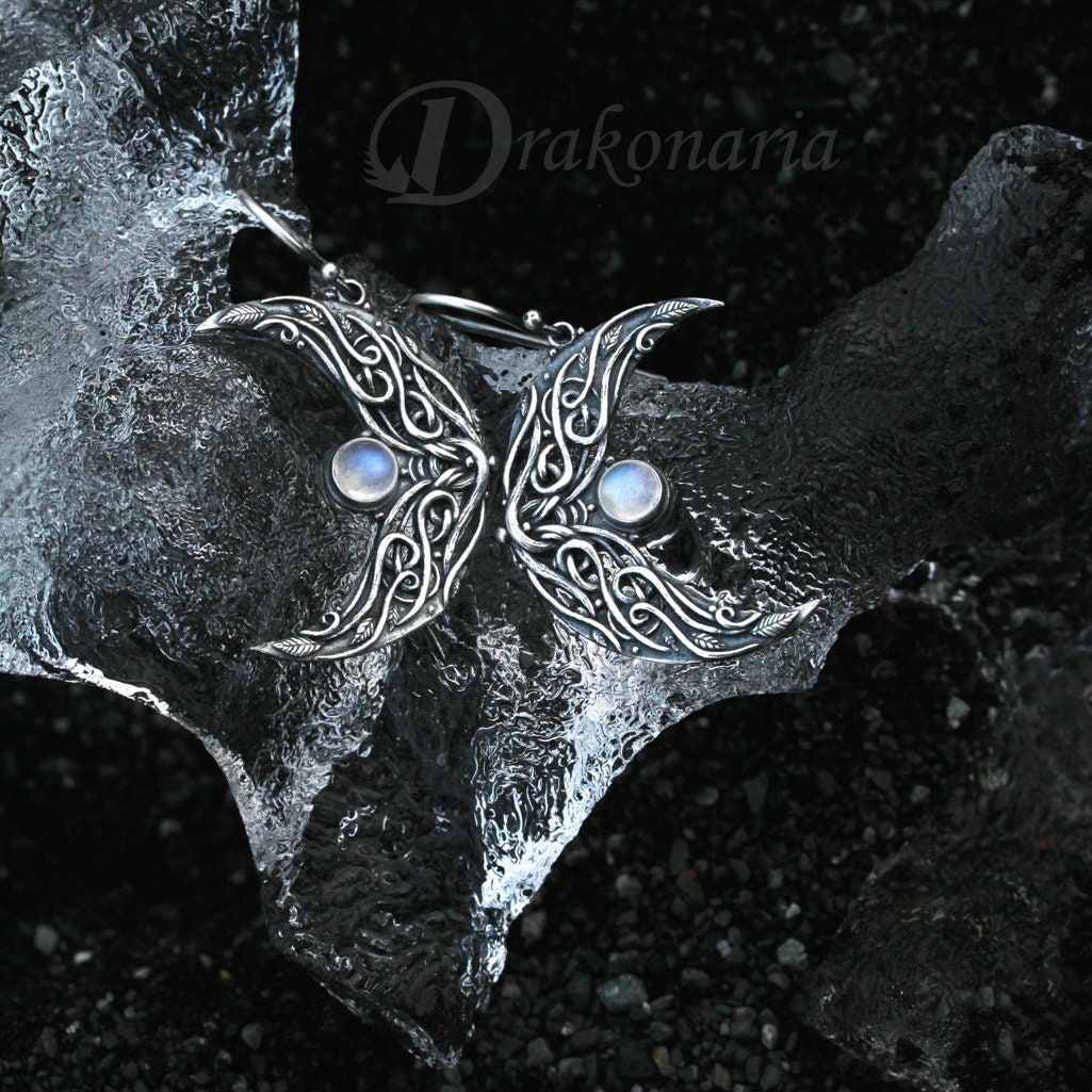 Ithil - Mondsichel Ohrringe, Silber Und Mondstein, Knotenarbeit, Blätter, Sterling Silber, Elfen Fantasy Schmuck, Mondsteinohrringe von drakonaria