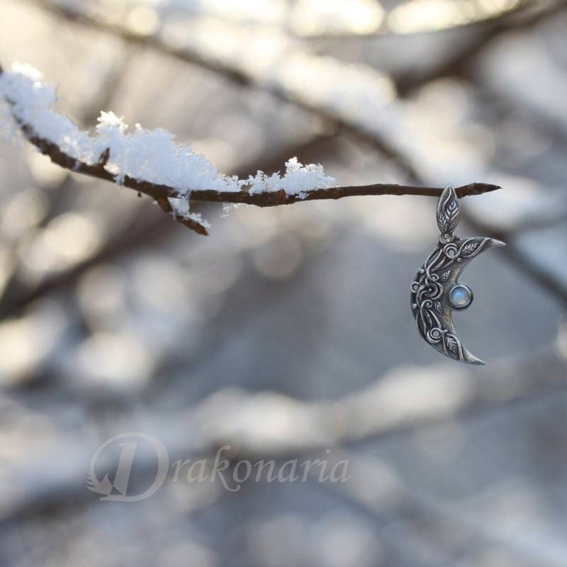 Ithilien Mini - Geschnitzter Mondanhänger Aus Silber, Mondstein Und Miniaturblätter, Halbmond, Elfenmond, Elfen, Silberblatt, Tolkienschmuck von drakonaria