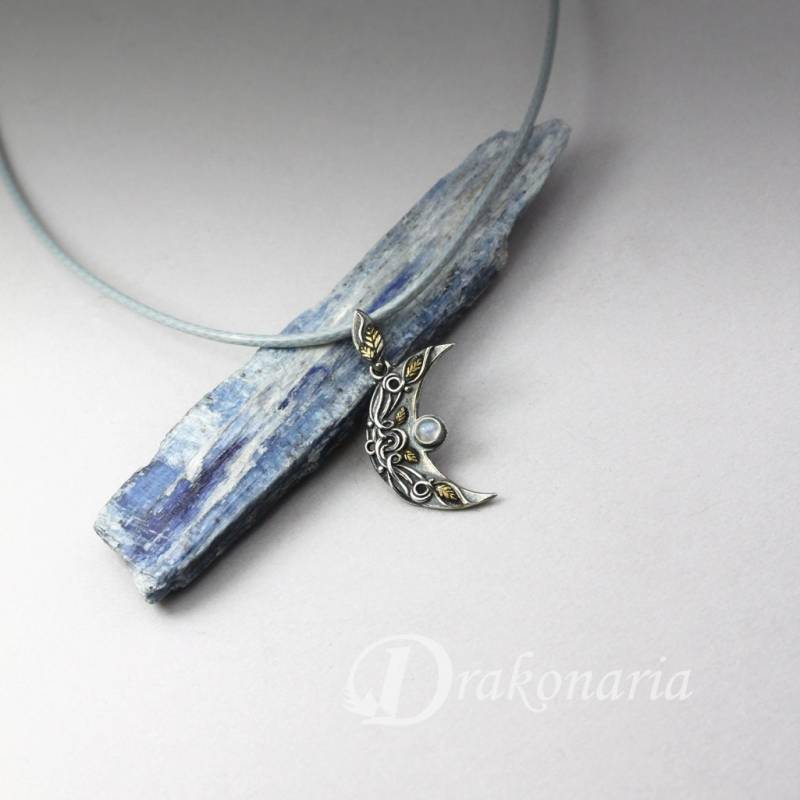 Ithilien Mini - Geschnitzter Silbermondanhänger, Gold Und Silber, Mondstein Miniaturblätter, Halbmond, Elfenmond, Elfen, Silberblatt Ithilien Mini - Geschnitzter Silbermondanhänger, Gold Und Silber, Mondstein Miniaturblätter, Halbmond, Elfenmond, Elfen, Silberblatt von drakonaria