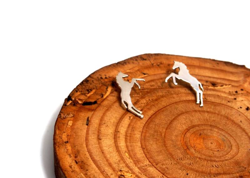 sterling Silber Pferdeohrringe Handgemachter Rodeo Schmuck von drawadreamjewelry