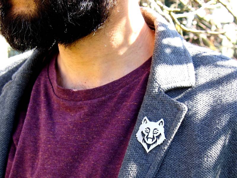 Handgemachte Sterling Silber Wolf Anstecknadel Herrenhochzeitsbrosche von drawadreamjewelry