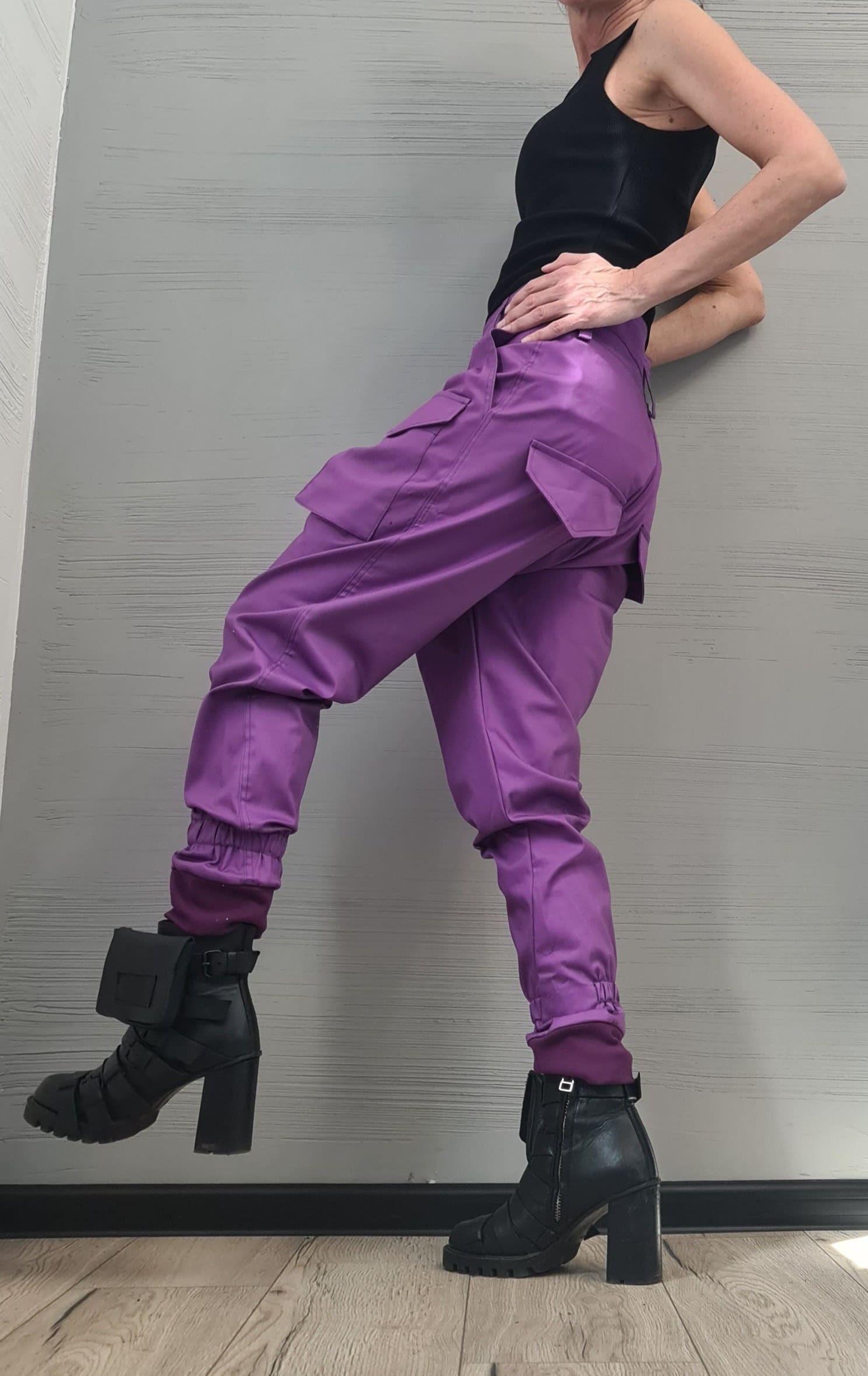 Extravagante Lila Hose, Harem Freizeithose, Urban Lose Punk Gothic Außentaschen, Neue Kollektion von dreSSShoescode