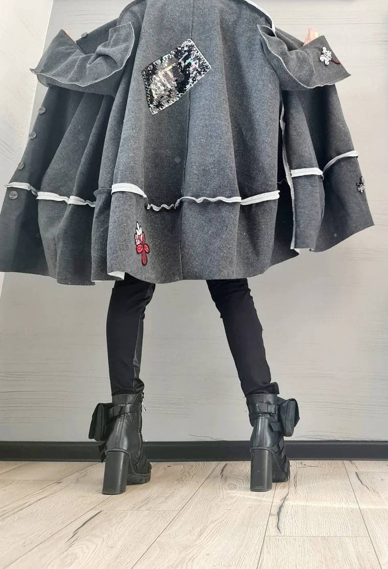 Neue Kollektion Extravaganter Dekonstruierter Mantel, Graue Wollmantelweste, Warme Mantelweste, Kleidung in Übergröße, Oversize-Mantel von dreSSShoescode