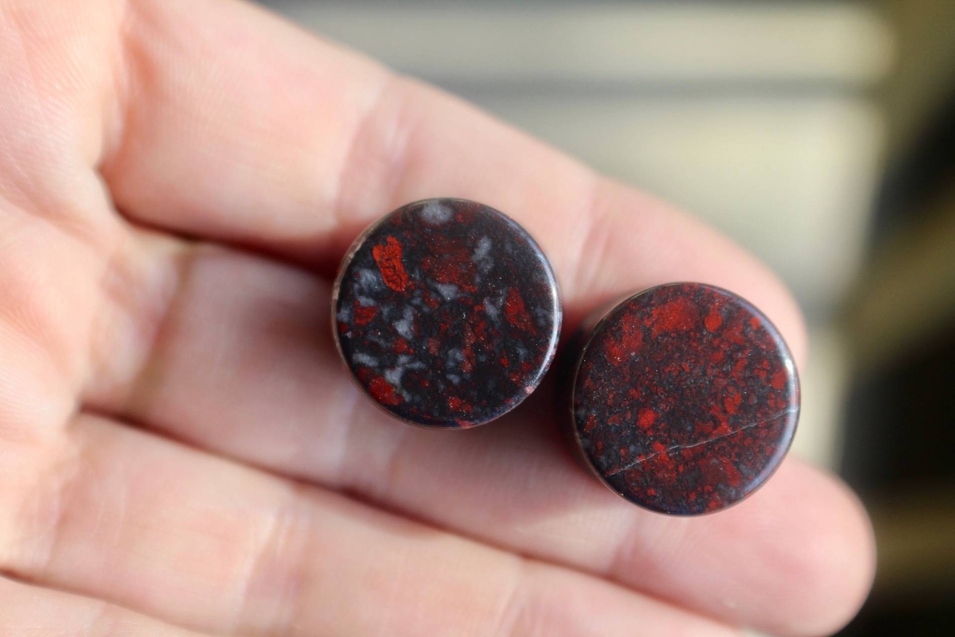 Handgefertigte Blutstein Plugs, Double Flared Edelstein Jaspis Avantgarde von dreamcrystalsco