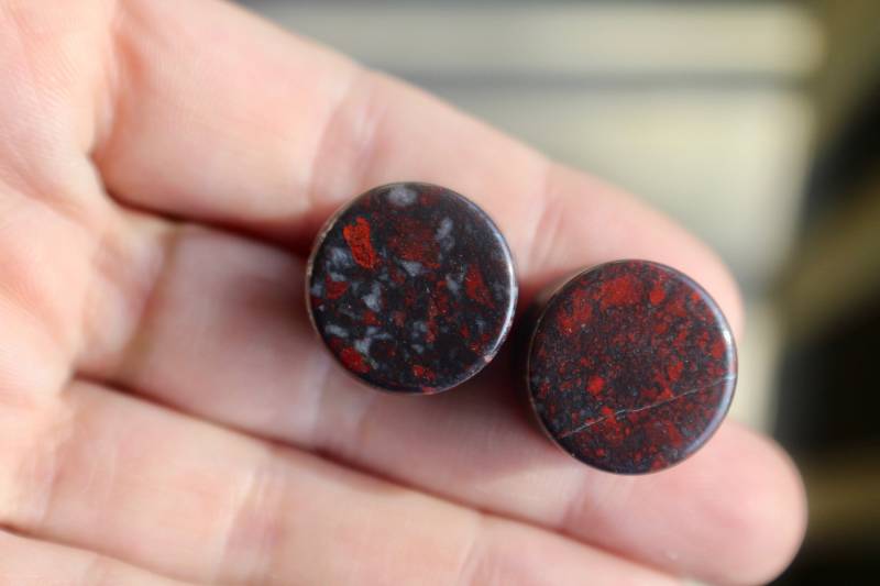 Handgefertigte Blutstein Plugs, Double Flared Edelstein Jaspis Avantgarde von dreamcrystalsco
