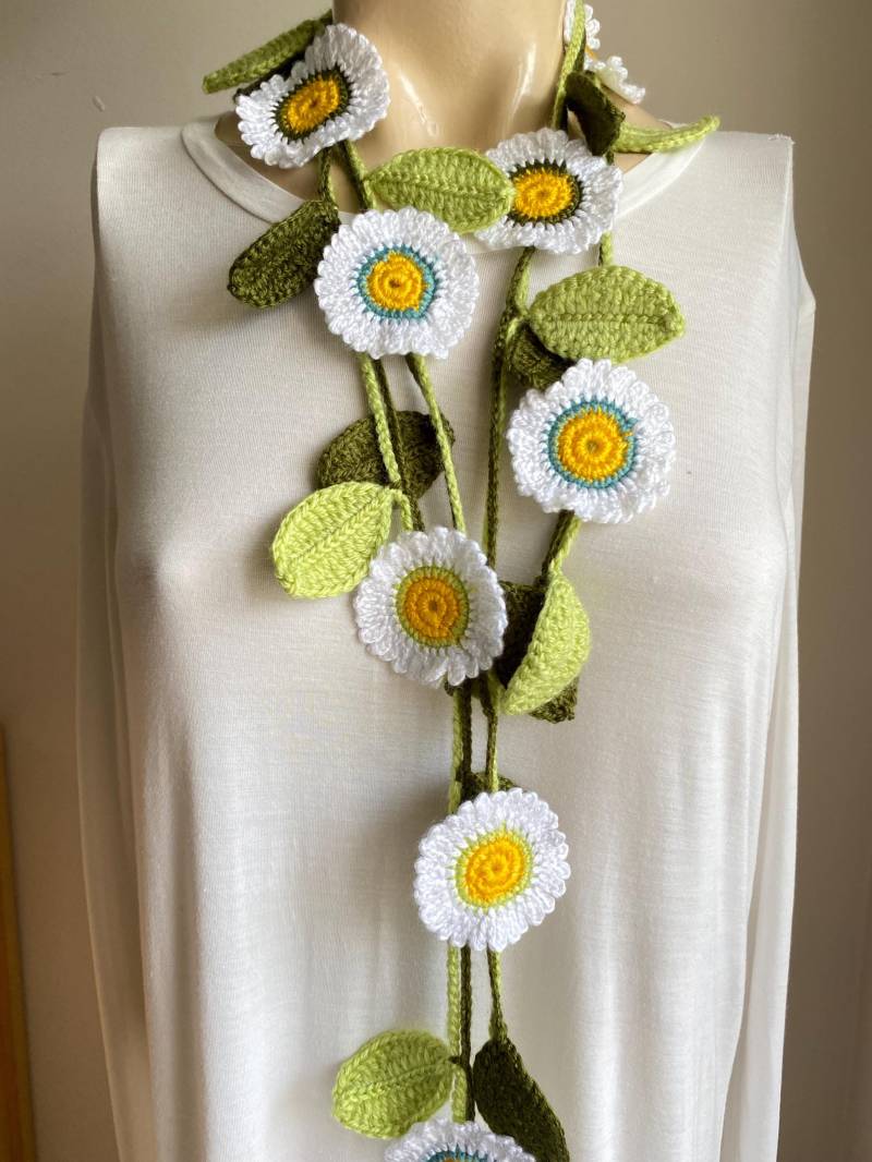 Daisy Lariat Halskette Schal - Blumen Frühling Gehäkelte Halskette - Weiße Mit Blättern - Vielseitige Option Als Stirnband Oder Gürtel von dreamhouse1