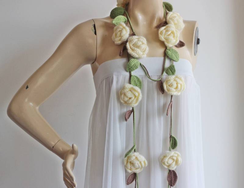 Rose Schal-Creme Schal Mit Grünen Und Braunen Blättern-Lariat Halskette-Weihnachtsgeschenk Für Ihre Freundin Frau Mutter von dreamhouse1