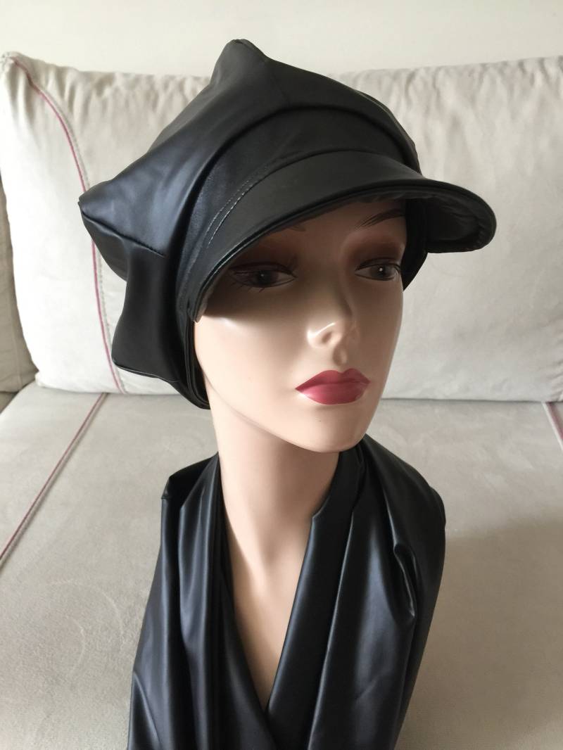 Schwarzer Leder Hut- Mütze Und Schal Set- Newsboy Hut Frauen - Frau- Hippie Boho Dreadlocks Regenmütze von dreamhouse1