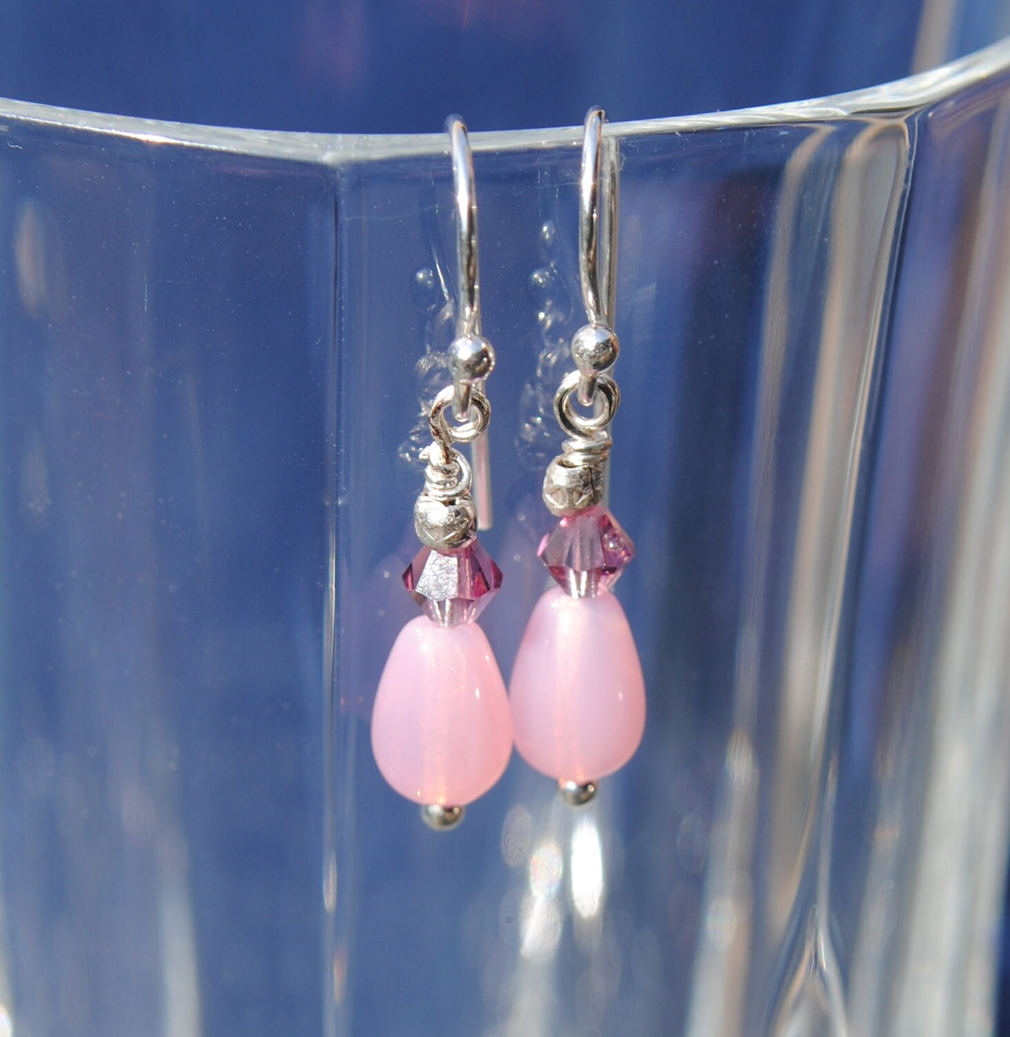 Rosa Glas Teardrop Ohrringe Mit Hill Tribe Silber Und Rosa Swarovski Kristall Perlen von dreamkeepercreations