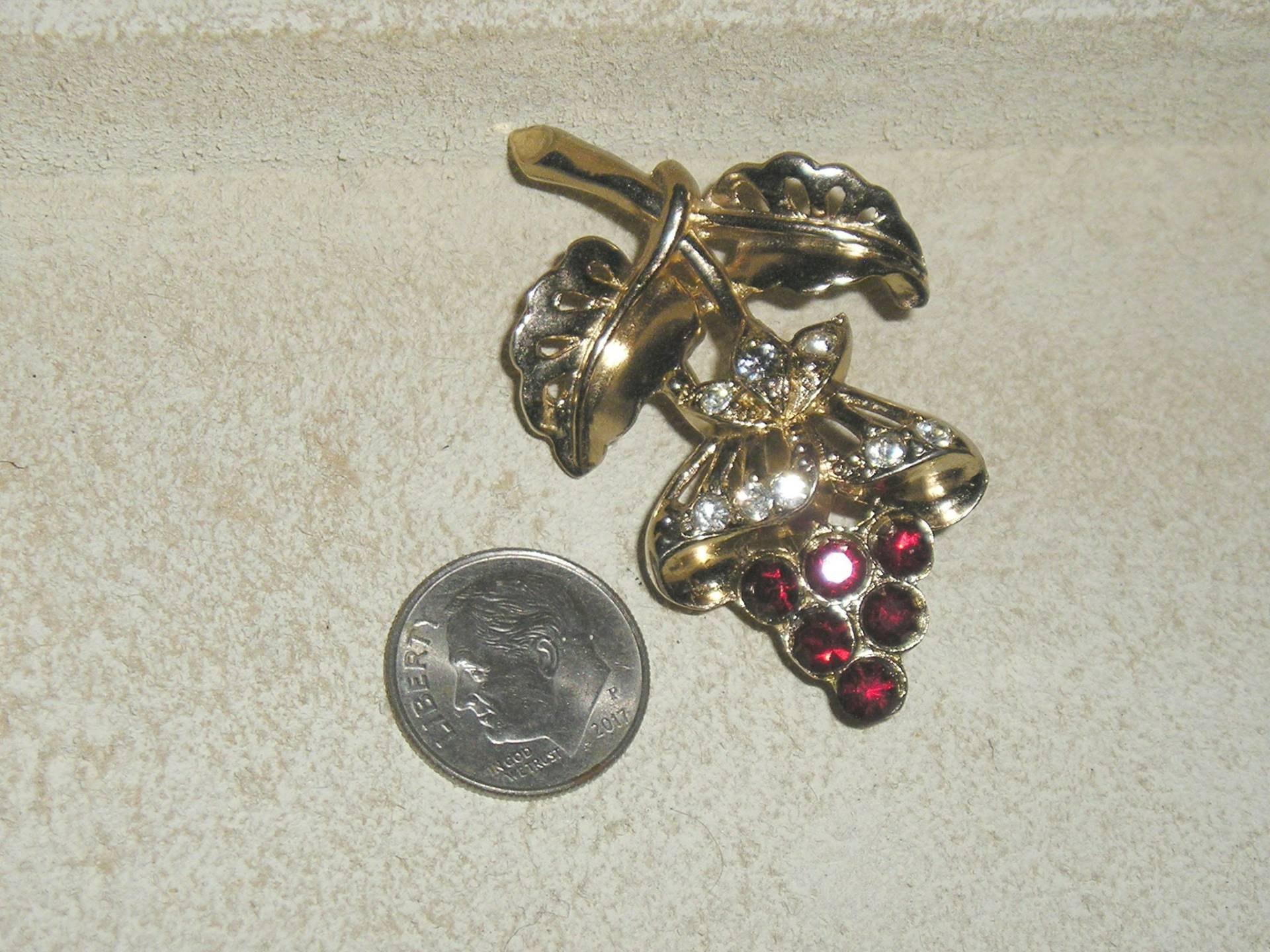 Signierte Coro Rot Strass Erdbeer Topf Metall Brosche Anstecknadel. Yummy Fruit Figural 1940Er Jahre Vintage Schmuck 20002 von drjewelsvern